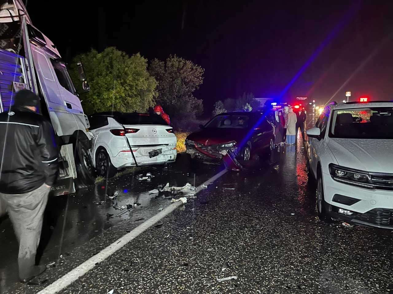 Uşak'ta feci kaza: 4 ölü, 17 yaralı 5